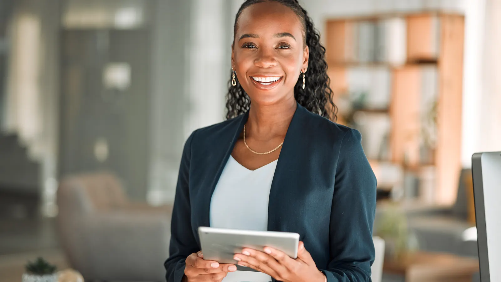 Responsable de planning d'un service d'aide à domicile, tablette en main