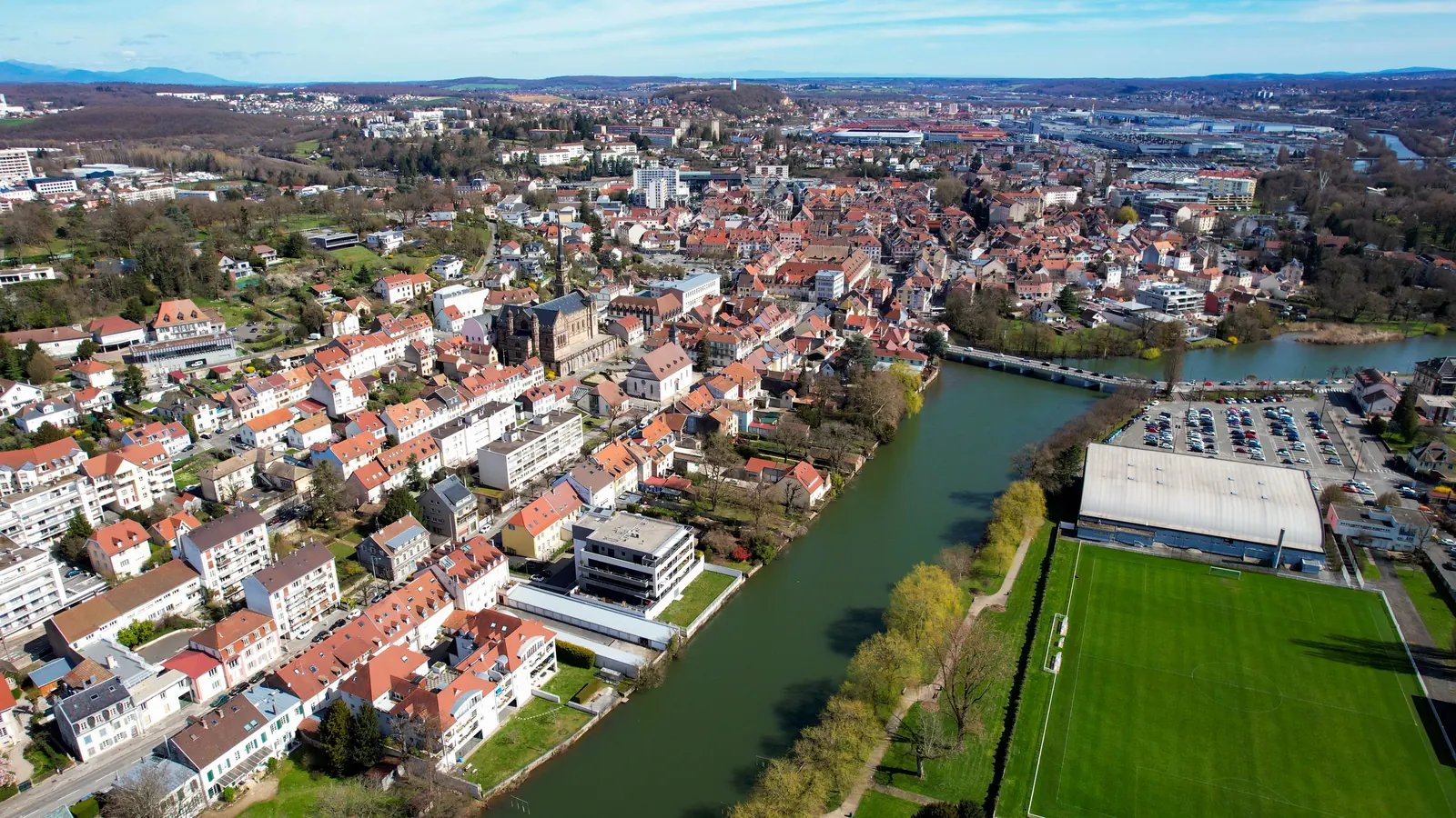 Vue aérienne d'une ville et de ses quartiers, que les intervenants à domicile parcourent chaque jour